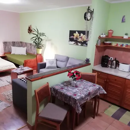 Paratlan Vendeghaz * Pokaszepetk