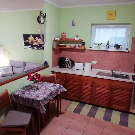 Paratlan Vendeghaz * Pokaszepetk