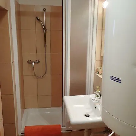 Paratlan Vendeghaz